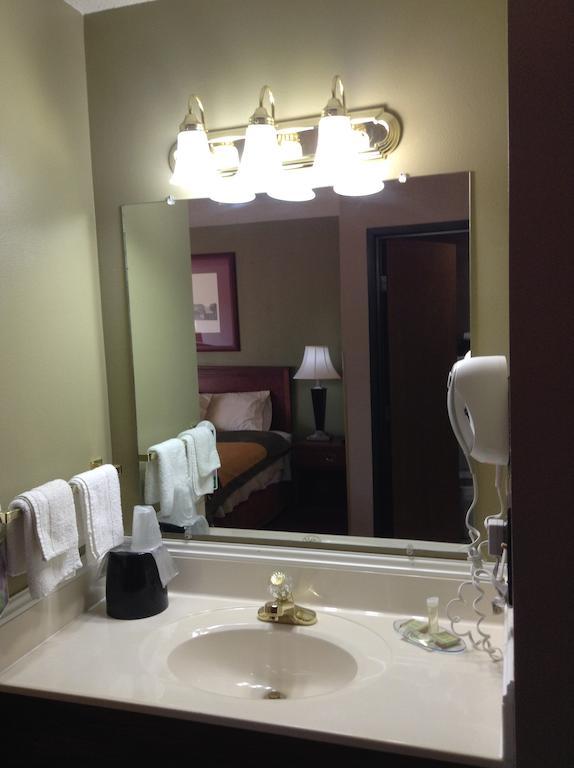 Heartland Hotel & Suites Rock Valley Room photo